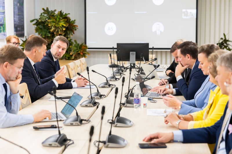 Demokratai siūlo degalų kainas skelbti realiu laiku: vairuotojai greičiau rastų pigiausią degalinę