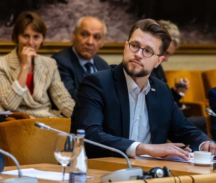 Opozicija prašo Seimo pirmininkės atsakyti į klausimus dėl K. Bartoševičiaus tyrimo medžiagos nutekinimo